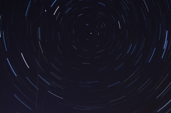 compilation de photos prises lors de la nuit des étoiles filantes en visant l'étoile polaire.